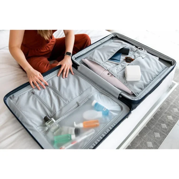 Elevation™ Plus hardside medium glider™ Elevation™ Plus hardside medium glider™