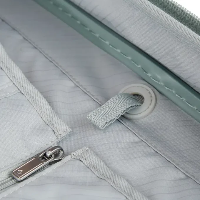 Elevation™ Plus hardside medium glider™ Elevation™ Plus hardside medium glider™
