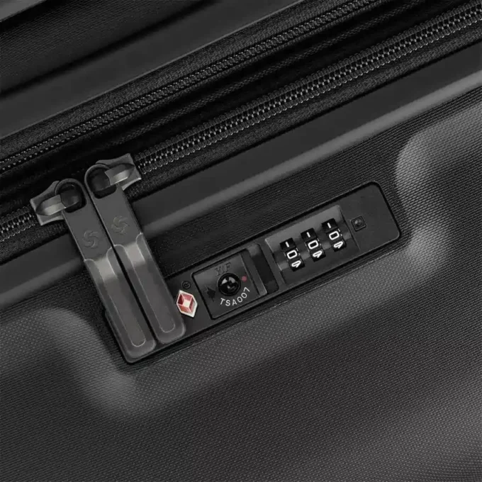 Elevation™ Plus hardside medium glider™ Elevation™ Plus hardside medium glider™