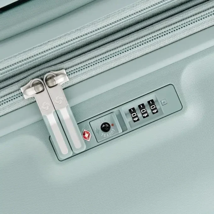 Elevation™ Plus hardside medium glider™ Elevation™ Plus hardside medium glider™