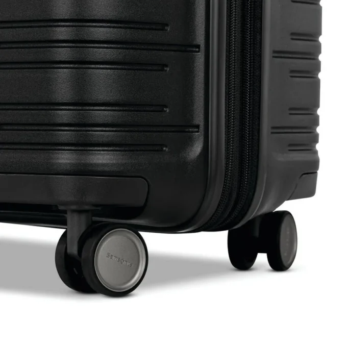 Elevation™ Plus hardside medium glider™ Elevation™ Plus hardside medium glider™